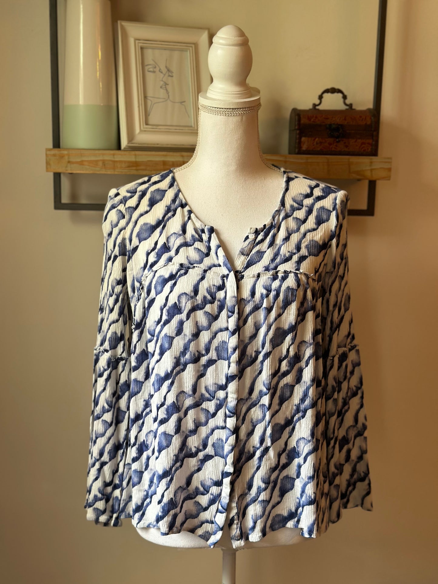 Chemisier imprimé bleu et blanc modèle Fuzzy T.36
