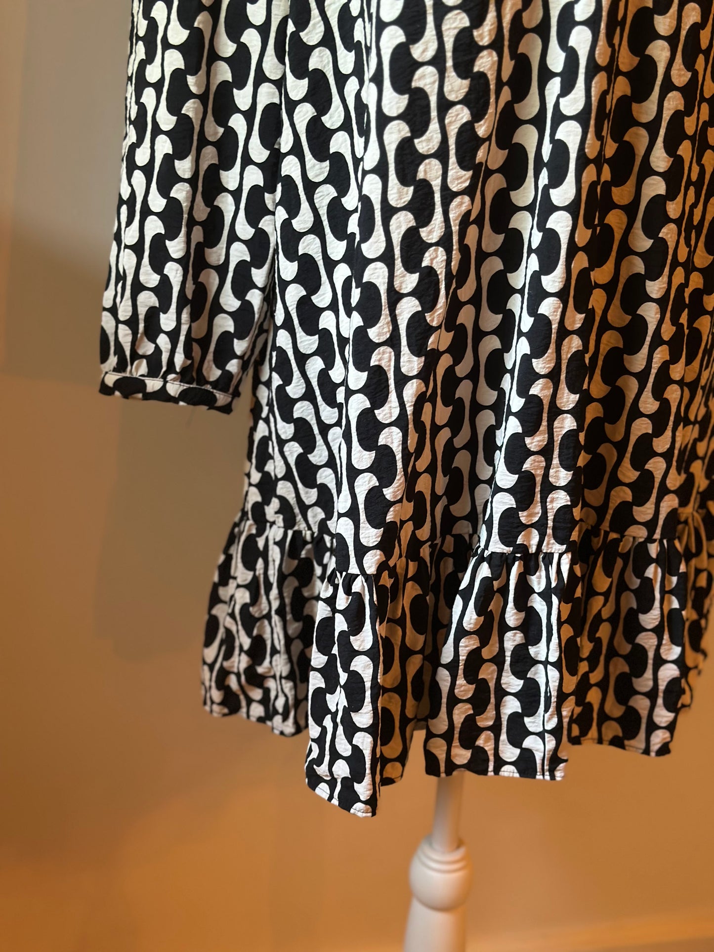 Robe courte imprimé graphique noir et écru T.34