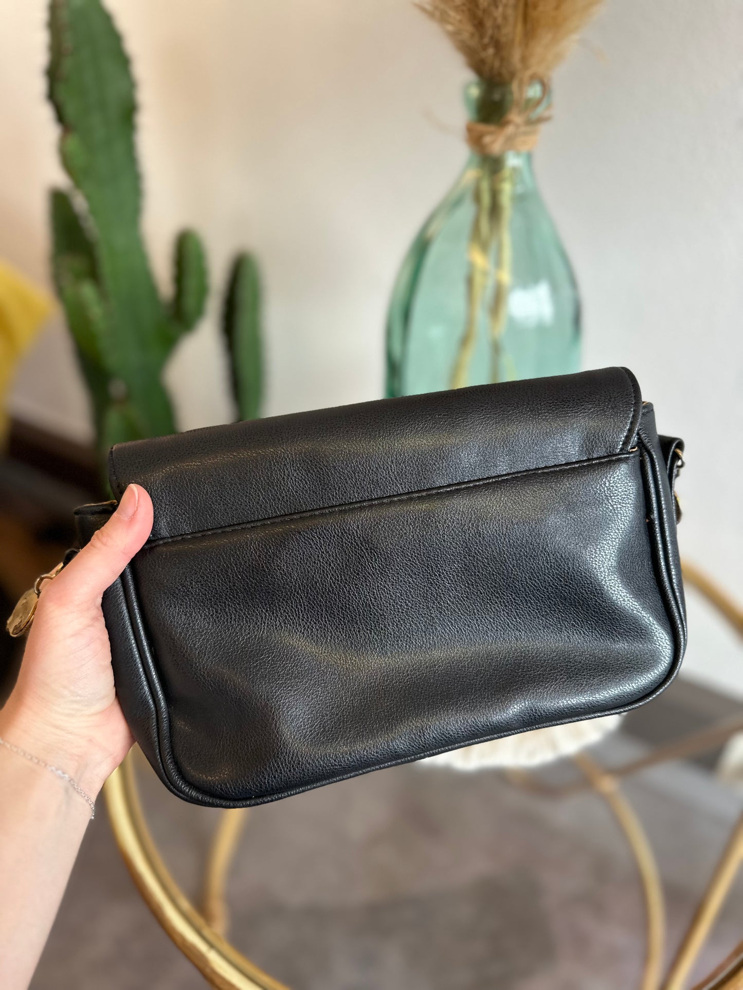 Sac en bandoulière noire en cuir avec détails dorés vintage