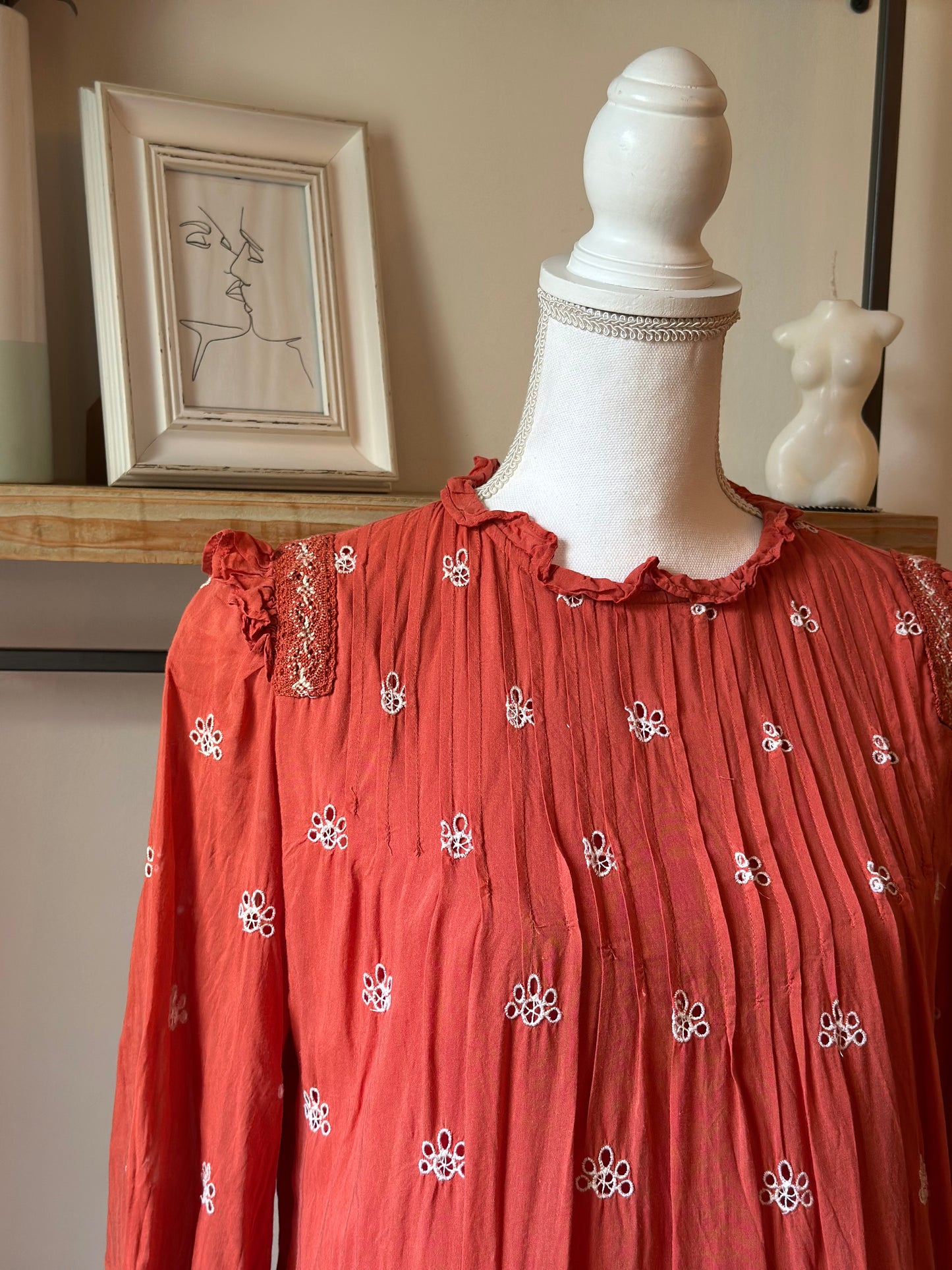 Robe bohème corail brodée fleurs blanches T.36