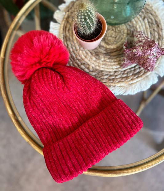 Bonnet en velours rouge à pompon T.U