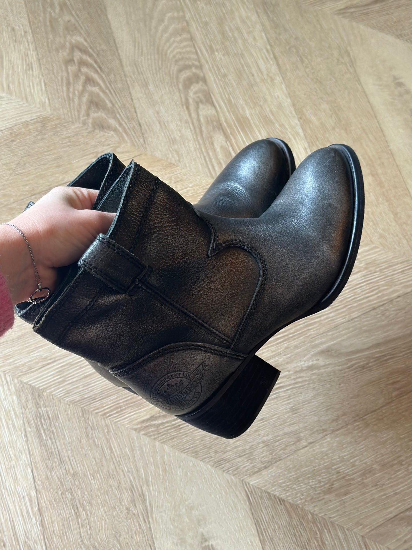 Bottines cuir noir talon P.37