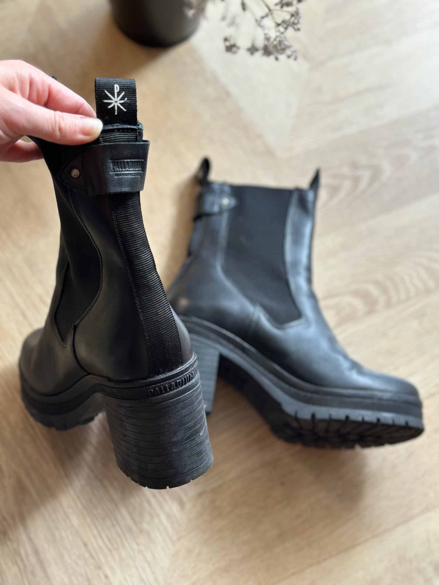 Bottines cuir noir motif uni Modèle Mona T.37