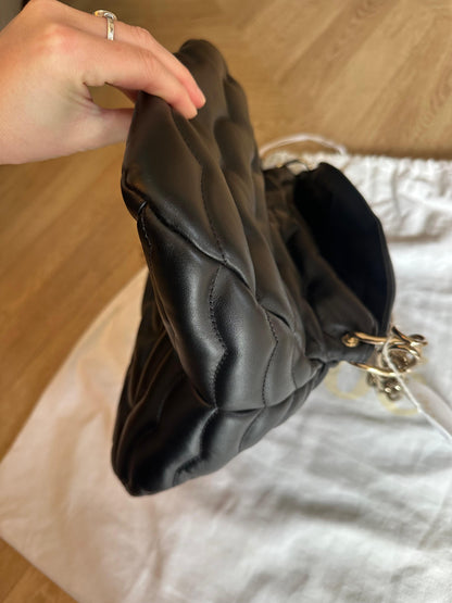 Sac Chloé Juana Medium cuir noir matelassé chaîne dorée neuf avec étiquette – modèle luxe