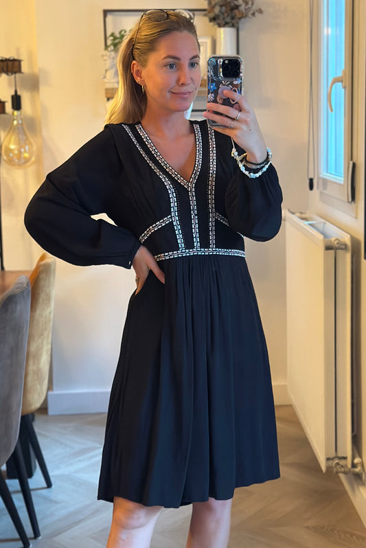 Robe noire brodée modèle Gilian T.38
