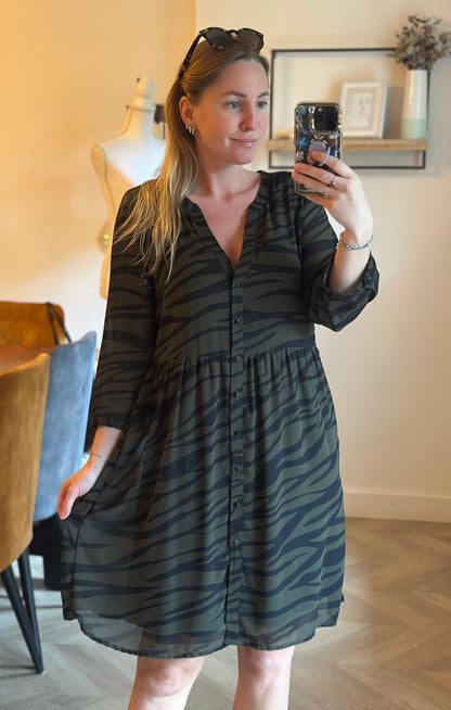 Robe mi-longue imprimé zébré kaki et noir T.38