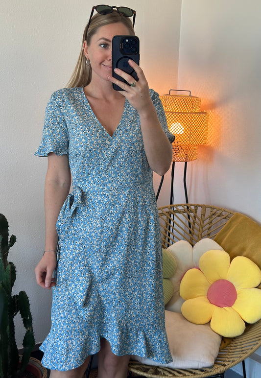 Robe portefeuille bleu ciel à motifs fleuris T.34