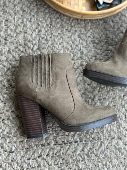 Bottines talon épais daim marron P.37