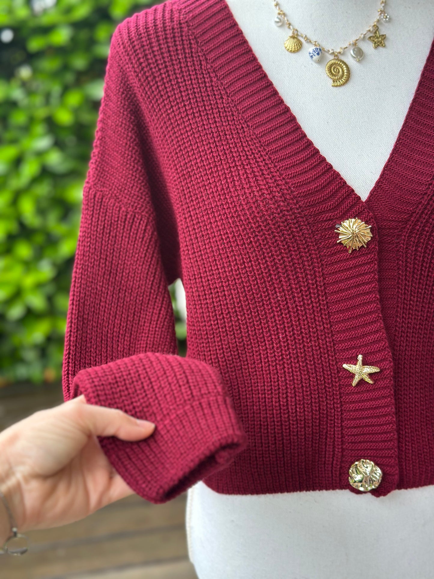 Gilet court maille bordeaux boutons bijoux dorés T.U (34 au 40)