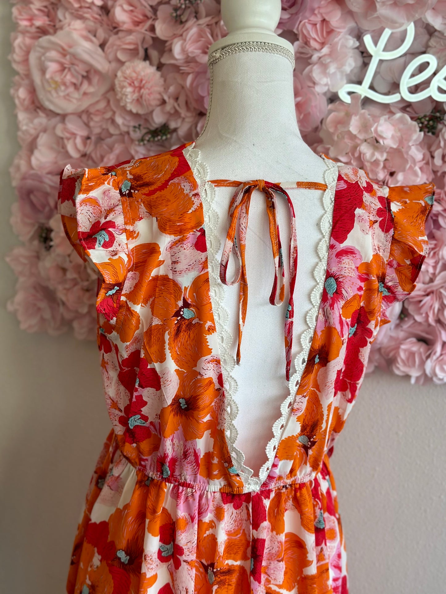 Robe d’été fluide à motifs fleuris rose orangé dos ouvert T.40