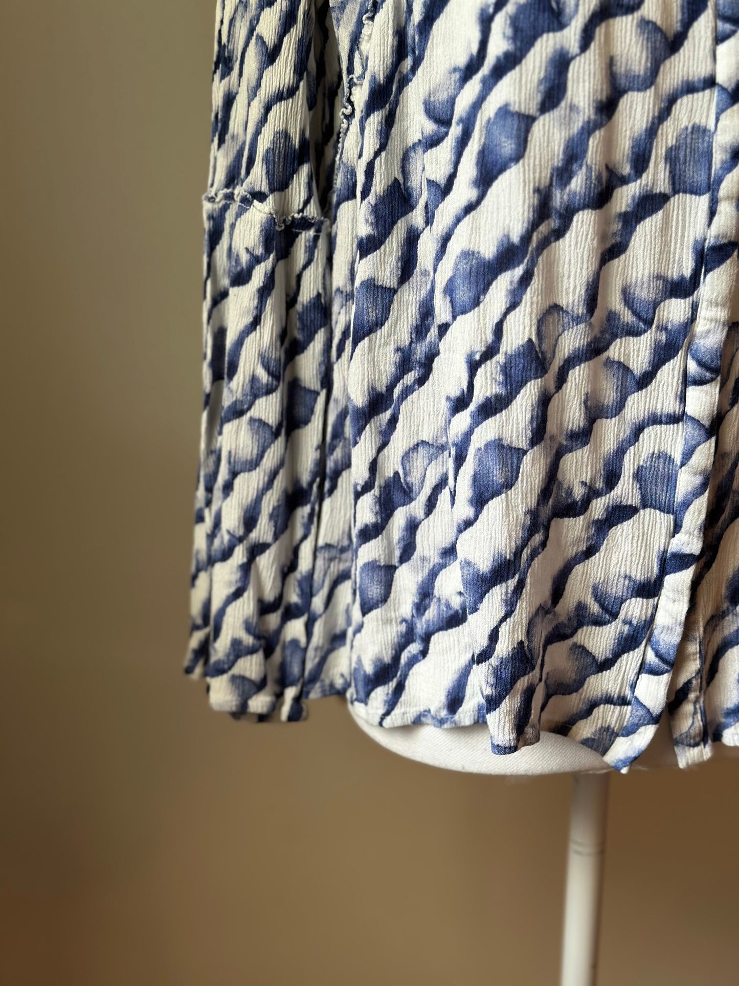 Chemisier imprimé bleu et blanc modèle Fuzzy T.36