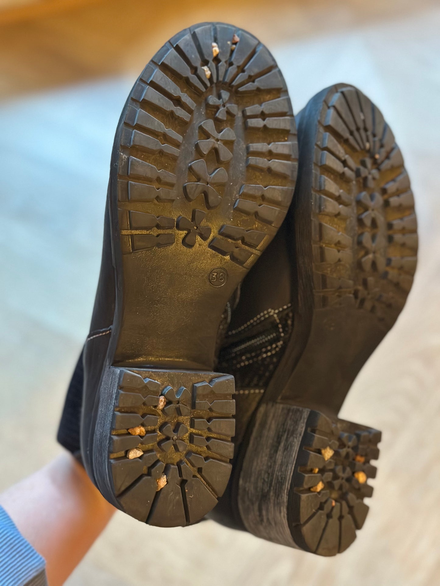 Bottines noires en cuir P.38