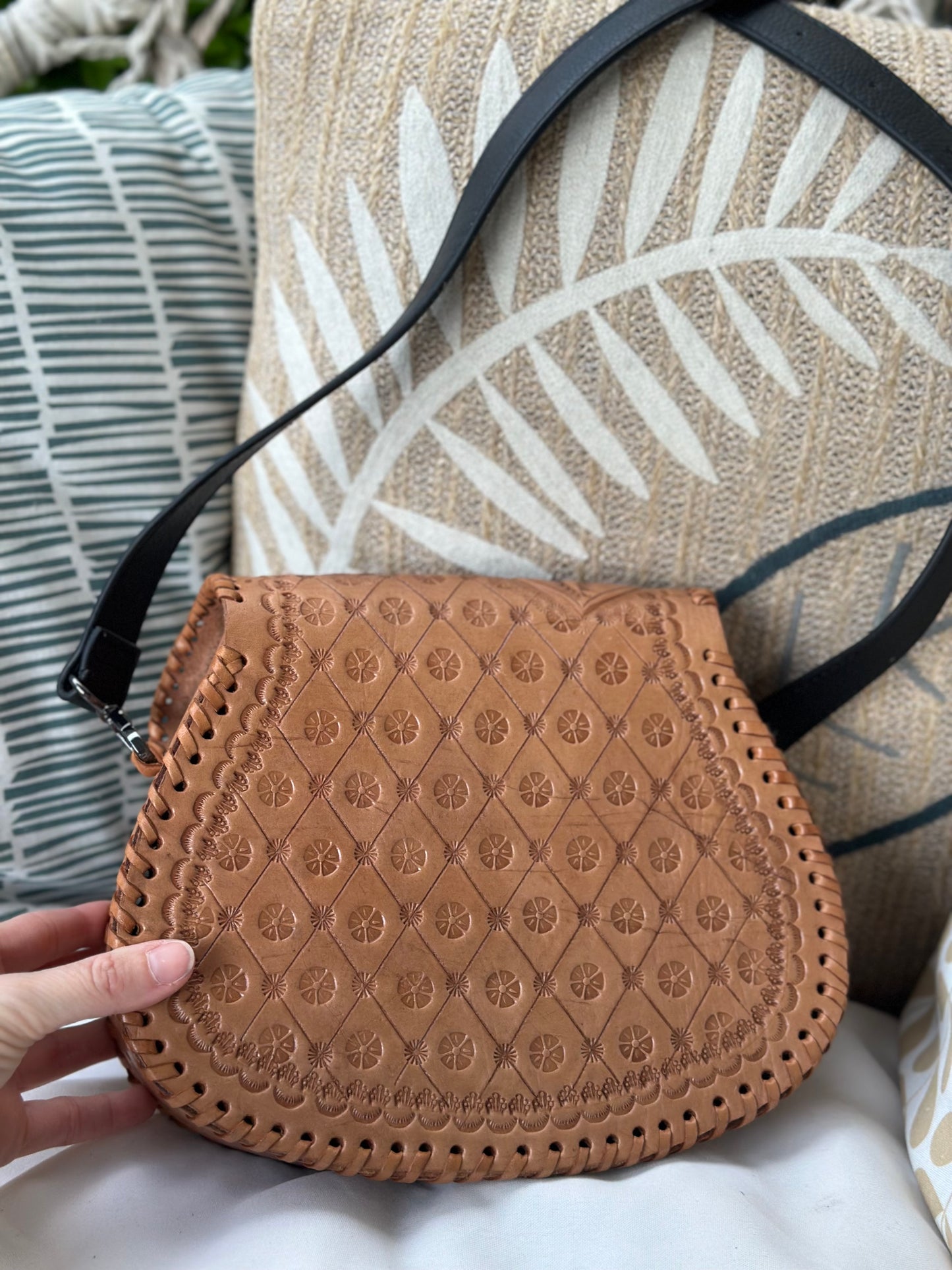 Sac bandoulière cuir artisanal camel gravé fleurs