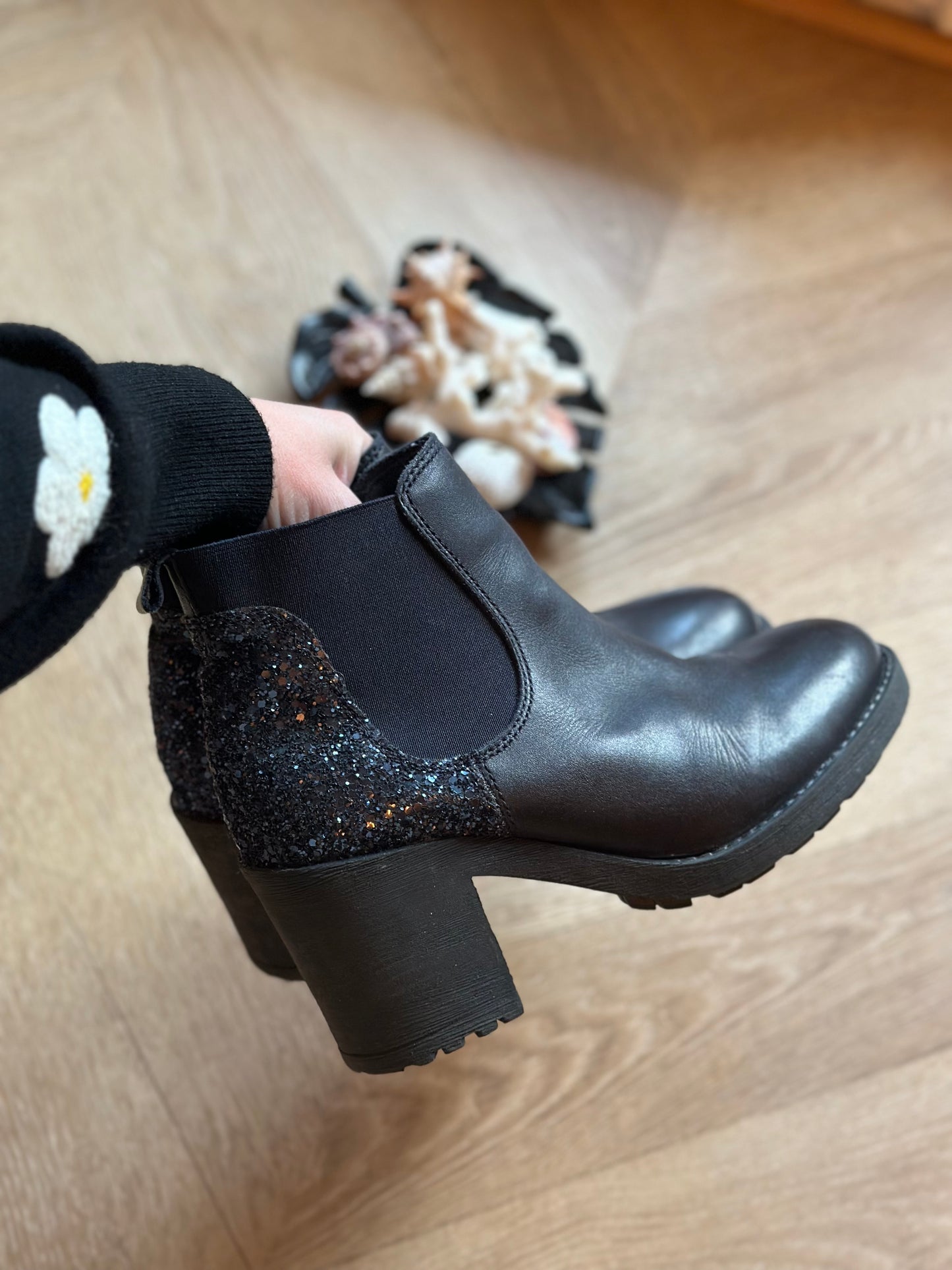 Bottines en cuir noir à empiècement pailleté P.37