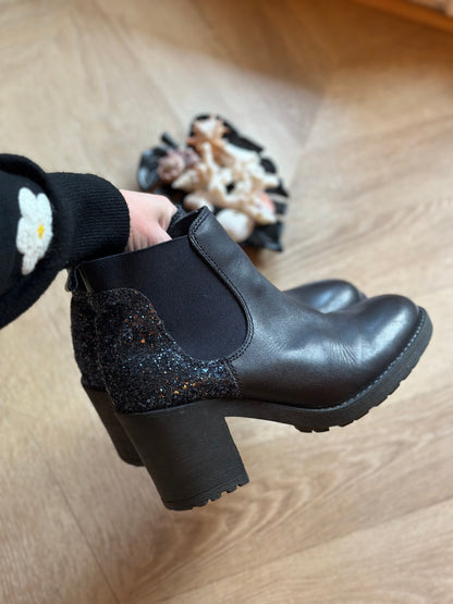 Bottines en cuir noir à empiècement pailleté P.37