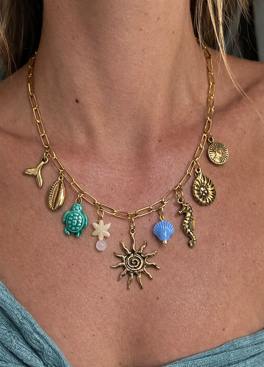 Collier doré en acier inoxydable avec breloques soleil, coquillage… Neuf