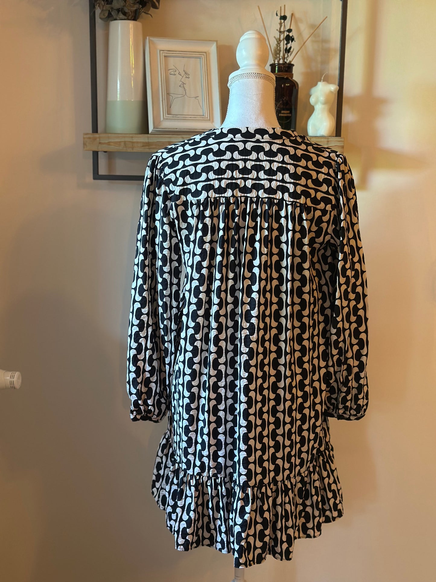 Robe courte imprimé graphique noir et écru T.34