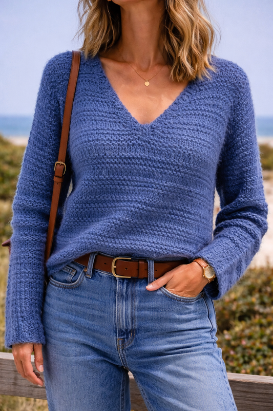Pull en laine bleu col V fait main – pièce unique T.S/M