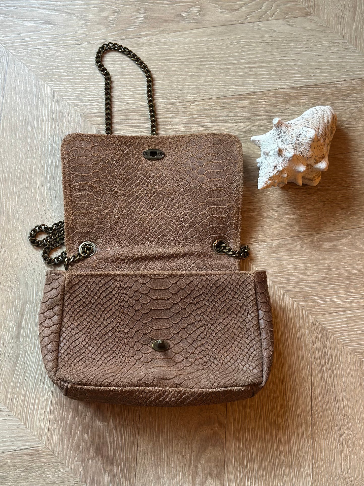 Sac bandoulière Honey cuir embossé effet serpent taupe foncé