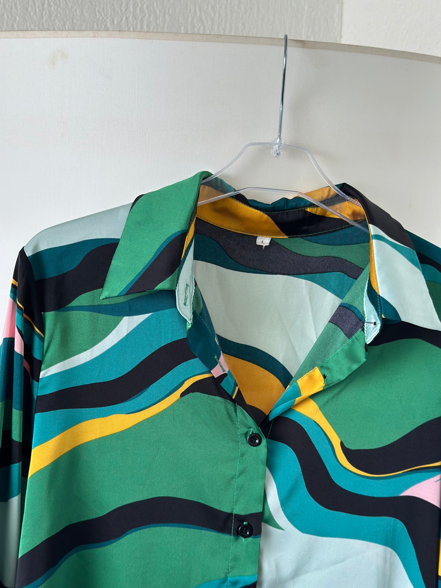 Chemise fluide effet satin à motifs colorés T.40