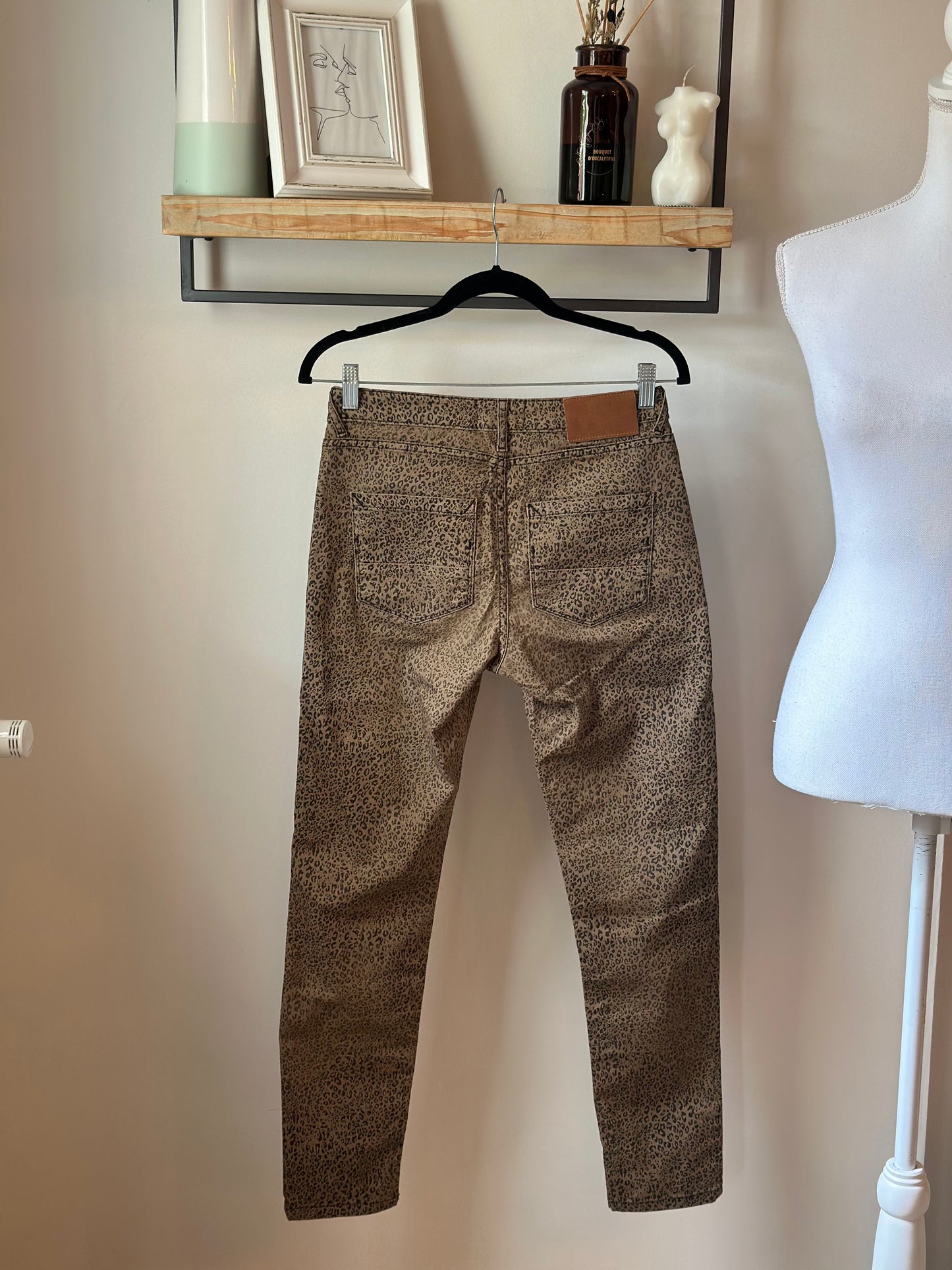 Pantalon slim imprimé léopard en coton T.36
