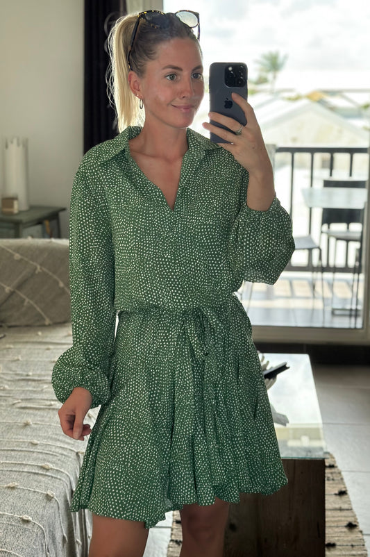 Robe fluide à volants verte à pois blancs T.38/40