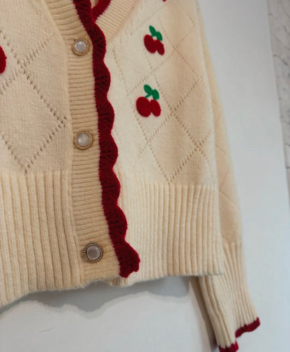 Cardigan écru avec cerises rouges brodées T.36