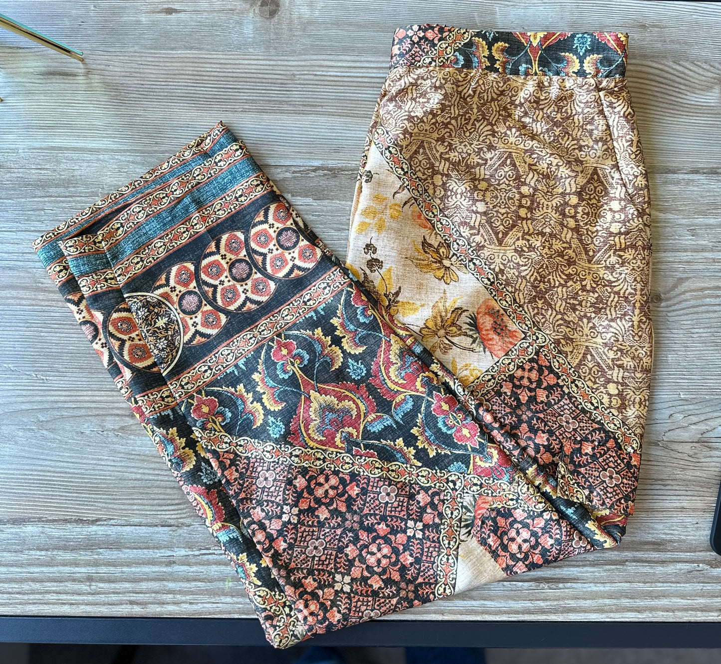 Pantalon léger imprimé motifs fleuris T.40