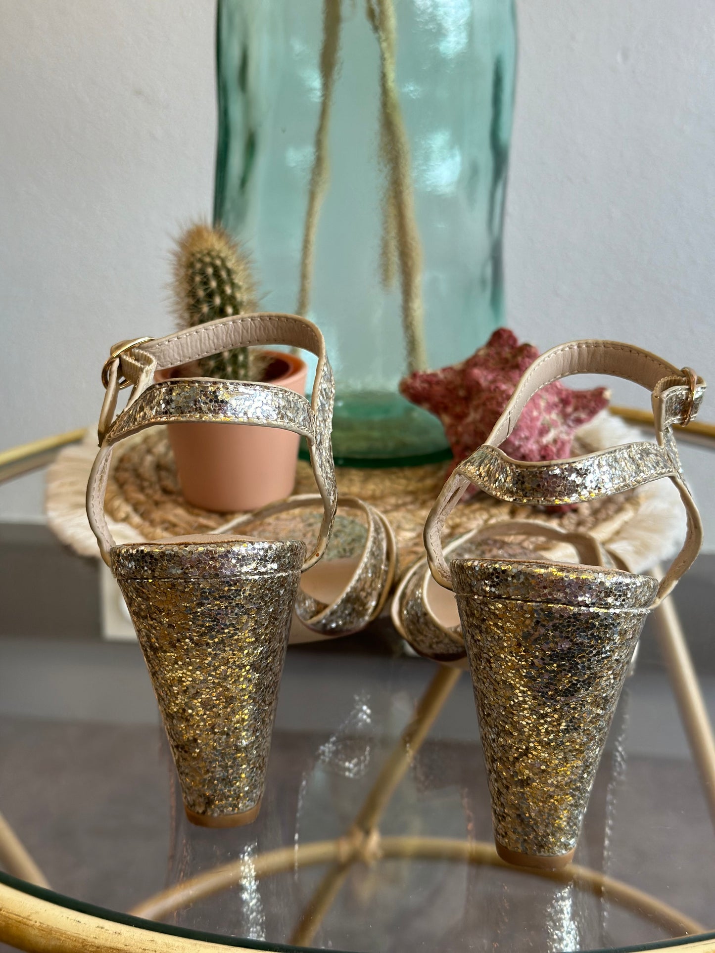 Sandales en cuir à talon avec sequins dorés et fines brides, T.36