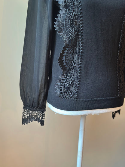 Pull léger noir brodé T.36