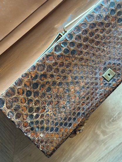 Pochette vintage cuir de reptile effet peau de serpent brun années 70 – 26 cm