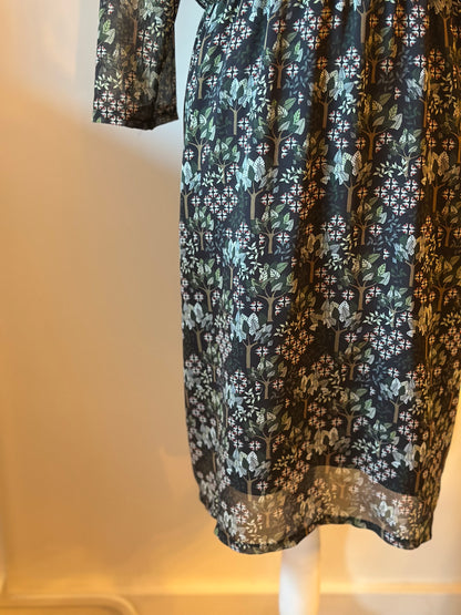 Robe imprimé végétal noire et vert T.40