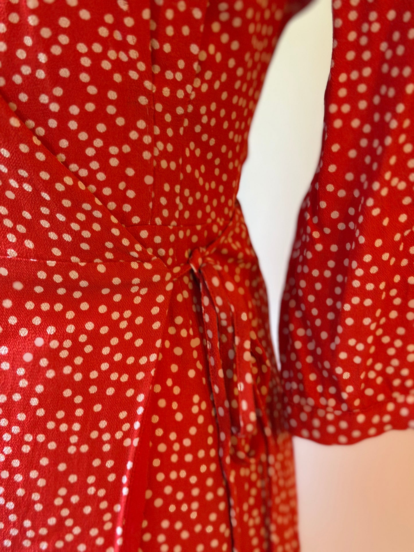 Robe portefeuille à pois rouge et blanc en viscose T.34