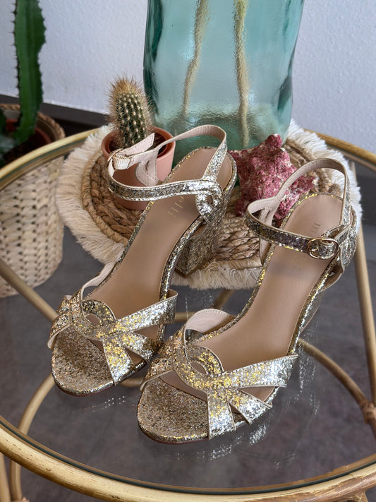 Sandales en cuir à talon avec sequins dorés et fines brides, T.36