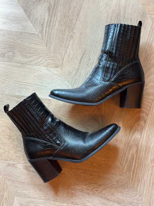 Bottines santiags noires effet croco – P.38
