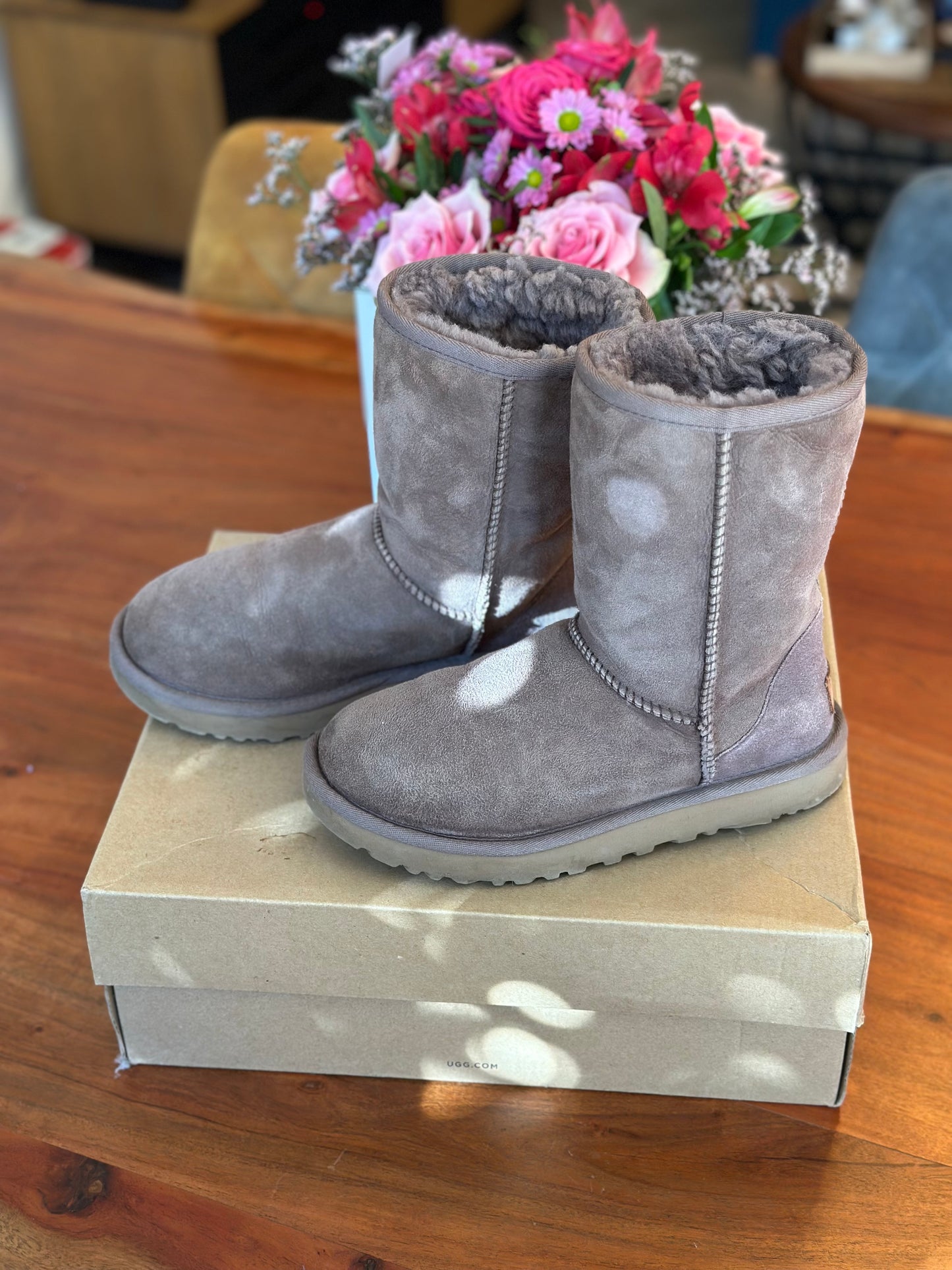 Bottines fourrées en suède UGG Classic Short II – Couleur Syrah Grey P.36