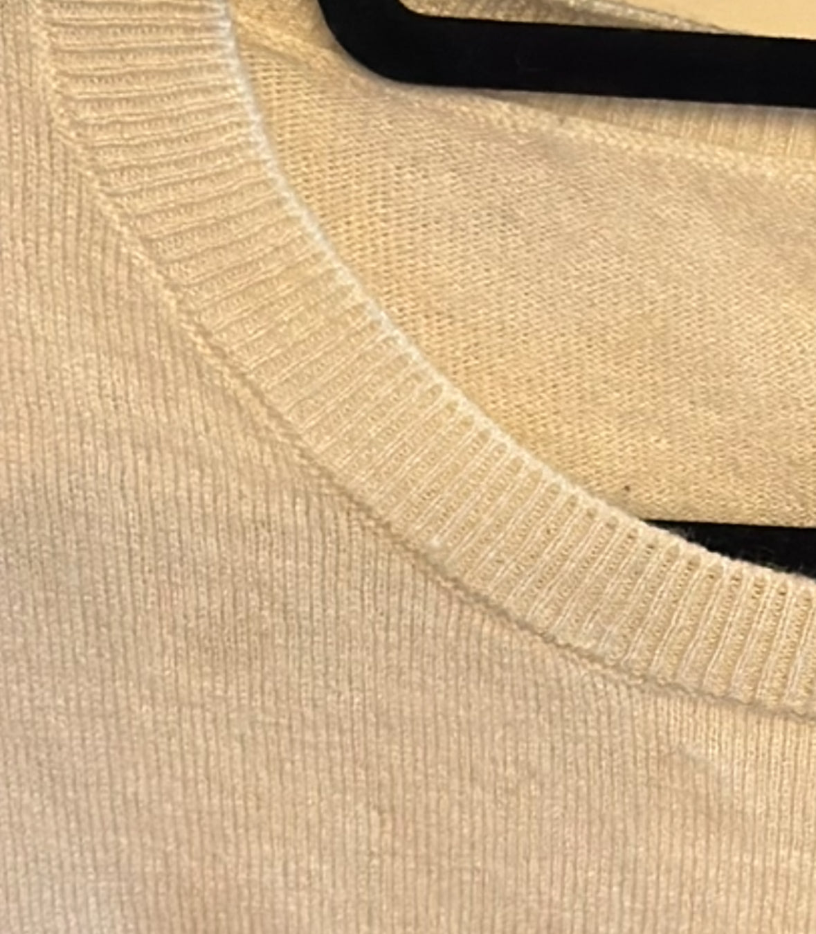 Pull en laine ivoire à motifs lèvres rouges T.34