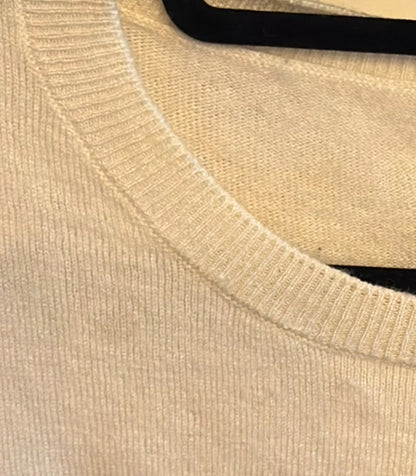 Pull en laine ivoire à motifs lèvres rouges T.34