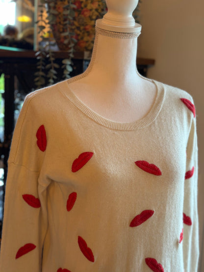 Pull en laine ivoire à motifs lèvres rouges T.34