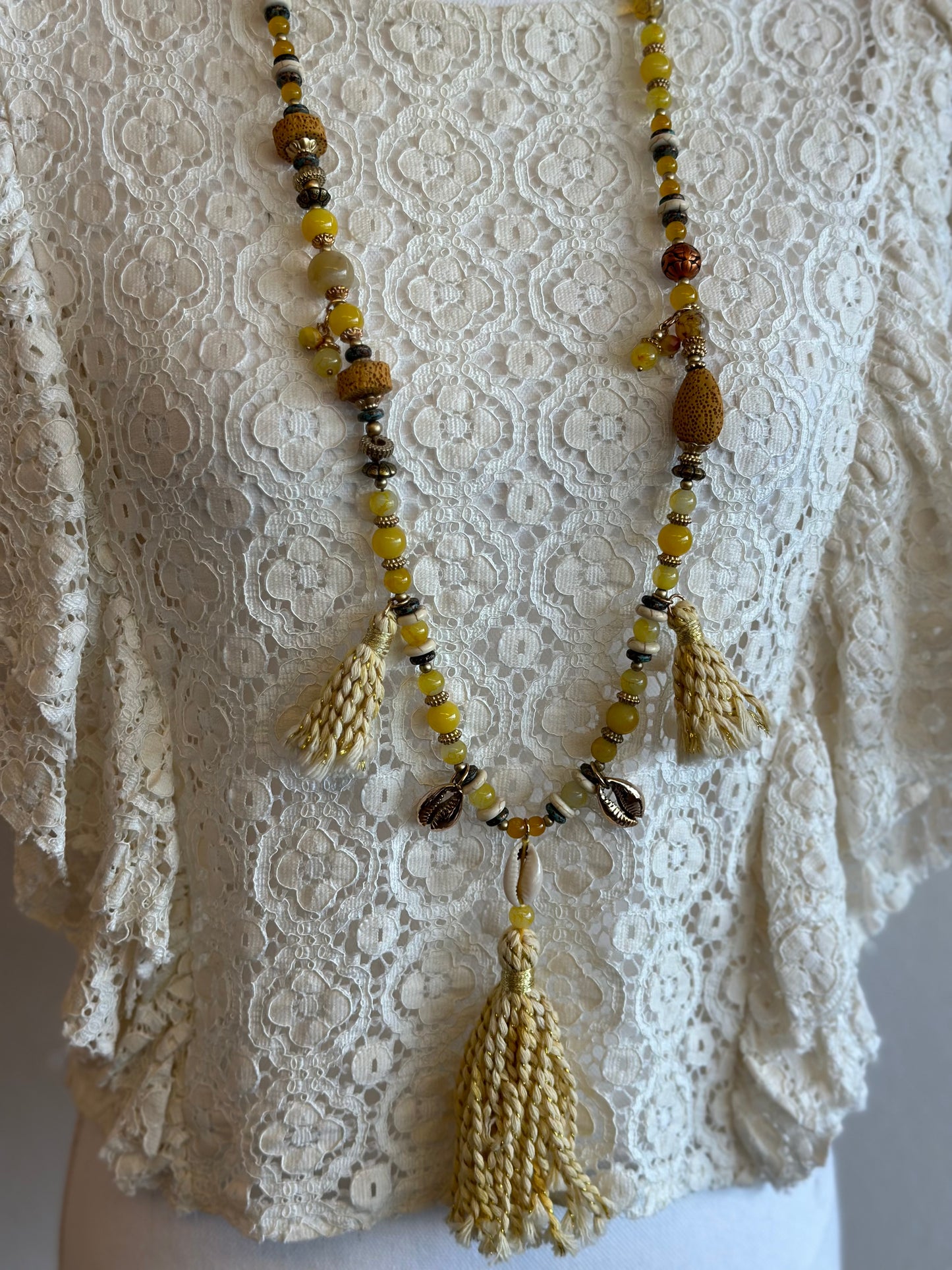 Collier sautoir bohème perles jaunes et coquillages dorés