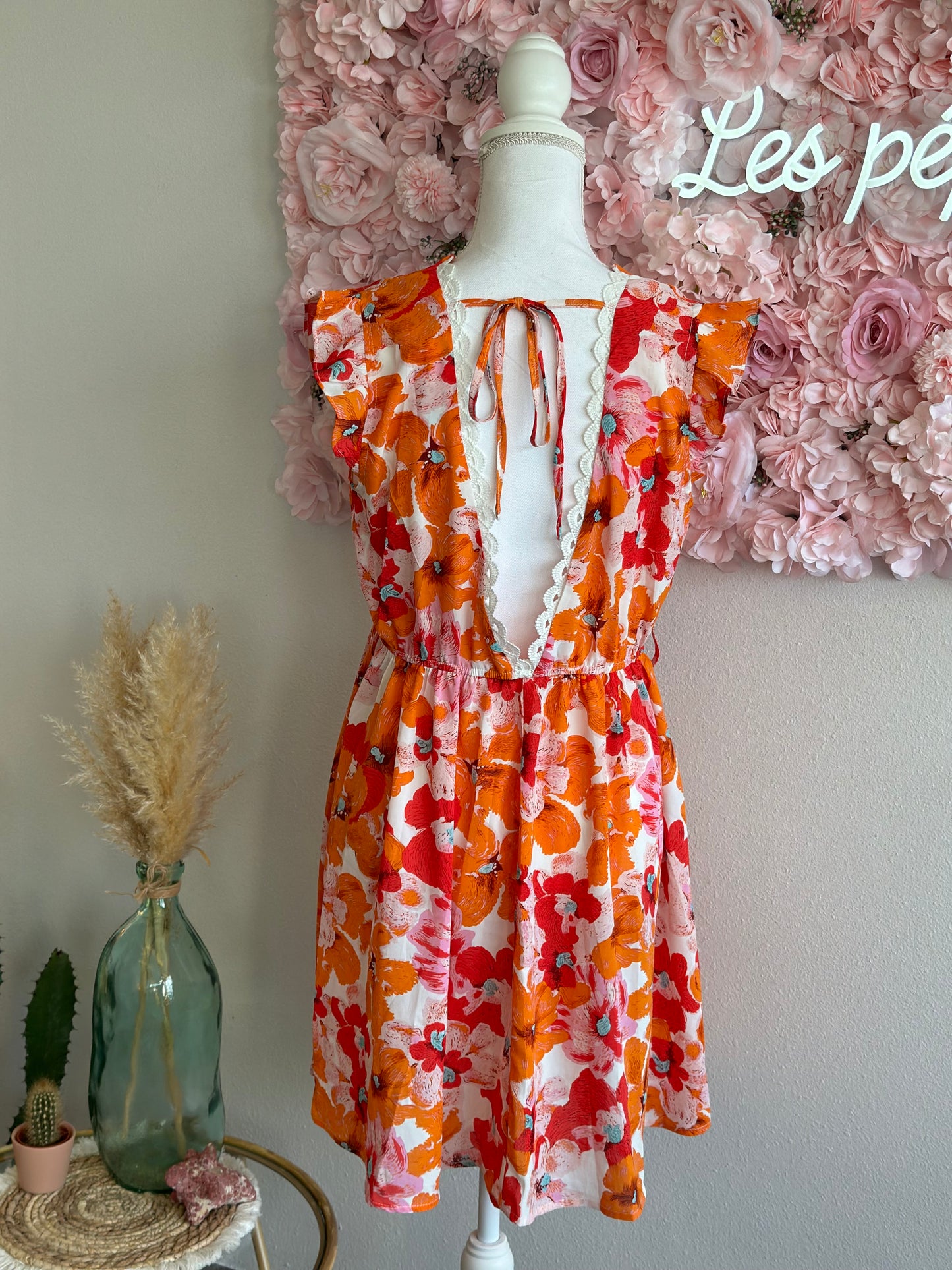 Robe d’été fluide à motifs fleuris rose orangé dos ouvert T.40