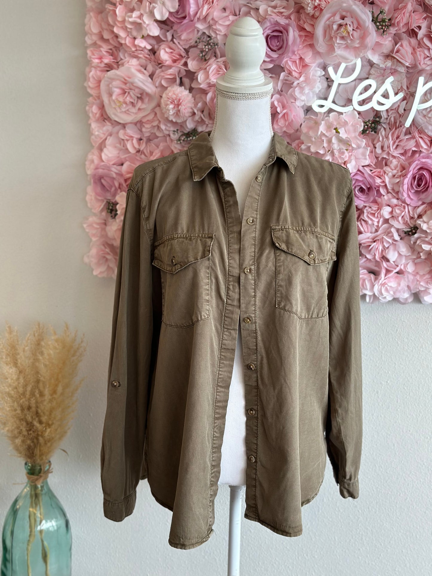 Veste chemise kaki avec broderie fleurie colorée au dos T.40