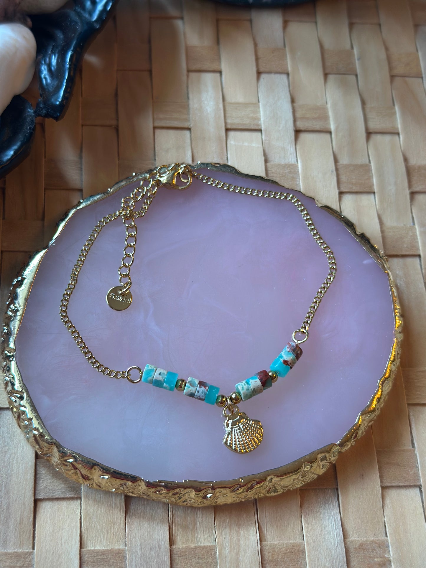 Bracelet neuf en acier inoxydable – Coquillage doré & perles bleues