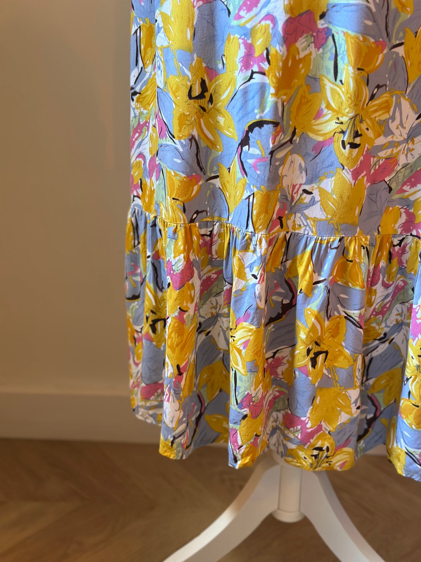 Robe mi-longue fleurie ceinturée T.36
