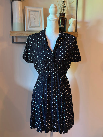 Robe courte noire à pois blancs style pin-up T.34