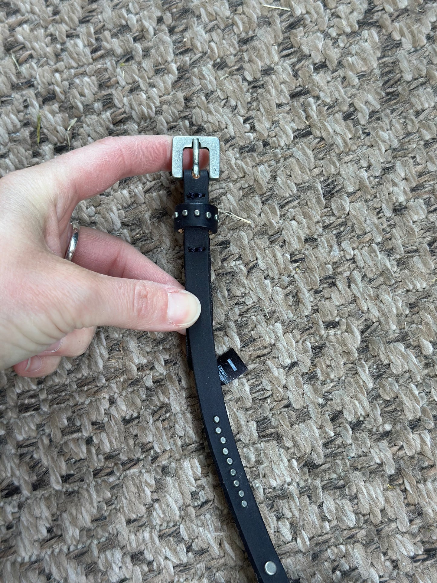 Ceinture fine en cuir noir cloutée – taille 95