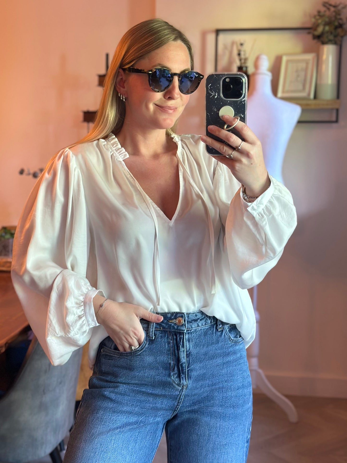 Blouse fluide satinée blanche col froufrou manches longues – T.40/42 oversize