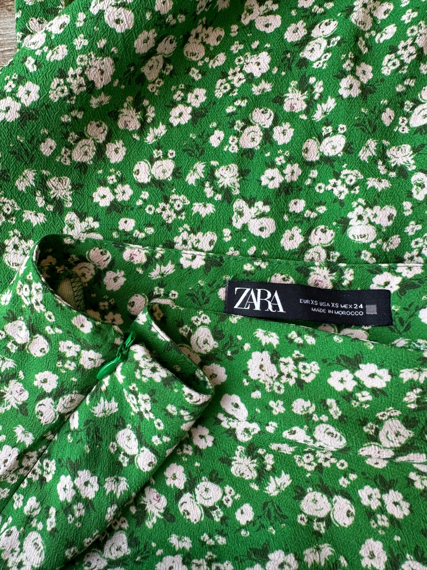 Jupe mi-longue verte à motif floral blanc T.34