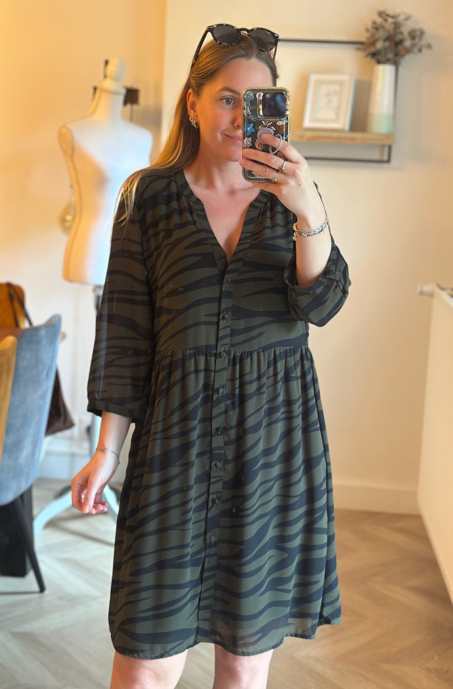 Robe mi-longue imprimé zébré kaki et noir T.38