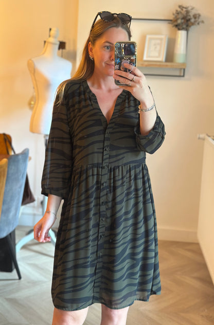 Robe mi-longue imprimé zébré kaki et noir T.38